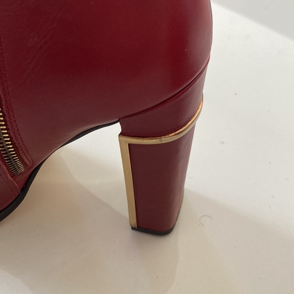 Vintage Calvin Klein Boots. Deep red with gold details..
square heel zippered - Picture 5 of 11